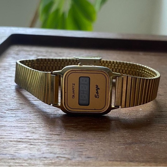 Vintage Quartz Sanyo Gold Adjustable Watch - Picture 1 of 2